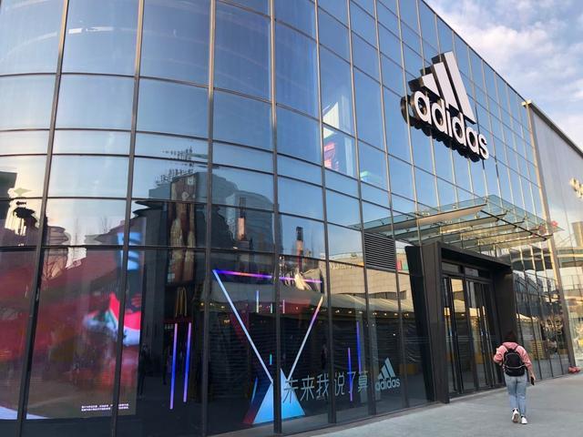 阿迪达斯即将使用100%再生纤维制成卫衣