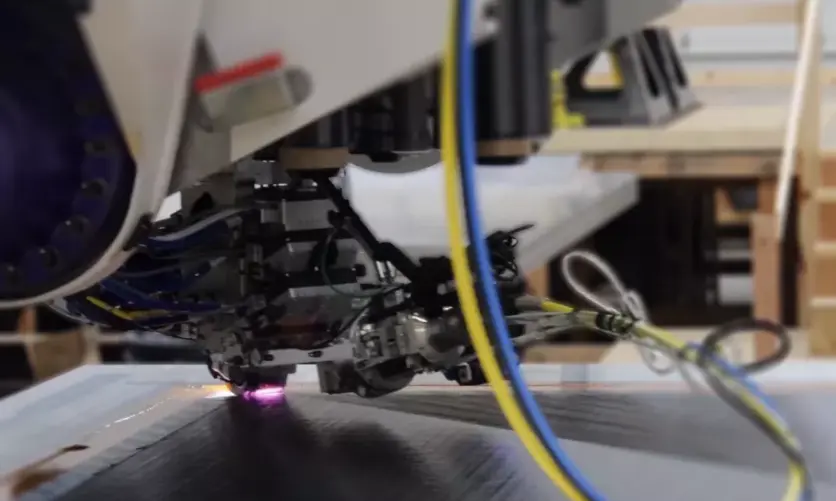 首次，热塑性单向带达到了热固性的铺层速度