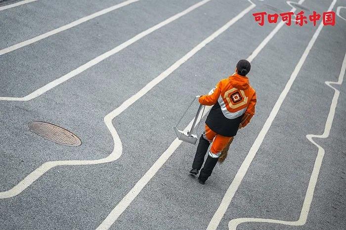 可持续包装领域：用28个可口可乐饮料瓶制成北京冬奥会场馆清废工作服装